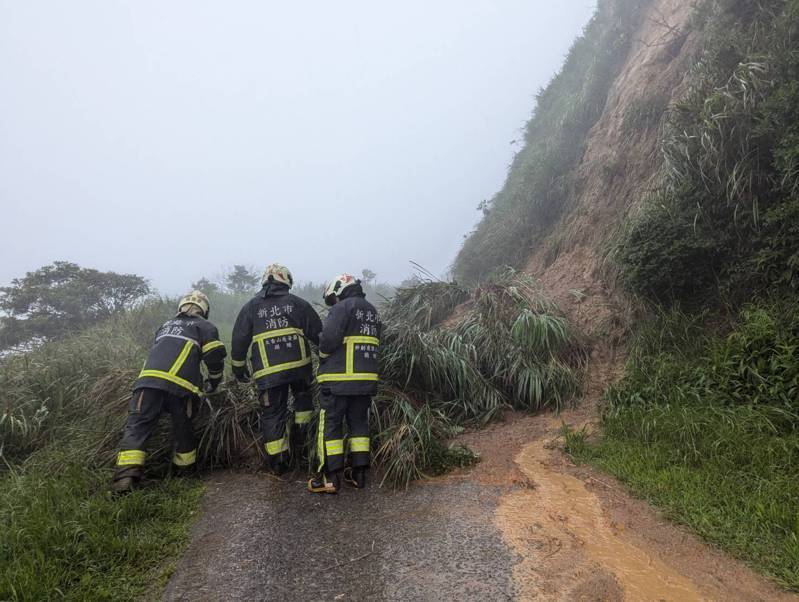新北市瑞芳區草山雷達站戰備道土石坍方,3輛車受困無法下山,警、消協助5人先脫困,待清除土石後再去開車。記者邱瑞杰/翻攝 新北市瑞芳區草山雷達站戰備道土石坍方,3輛車受困無法下山,警、消協助5人先脫困,待清除土石後再去開車。記者邱瑞杰/翻攝