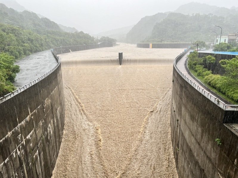 基隆河員山子河段今天下午2點水位超過63公尺,洪水進入隧道開始分洪入海。這是今年第2次分洪,2005年以來第60次分洪。圖/水利署第10河川分署提供 基隆河員山子河段今天下午2點水位超過63公尺,洪水進入隧道開始分洪入海。這是今年第2次分洪,2005年以來第60次分洪。圖/水利署第10河川分署提供