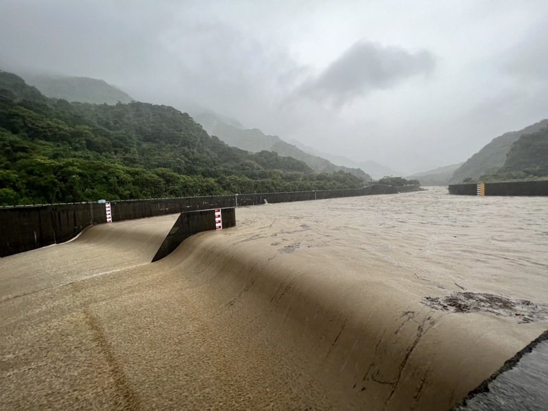 基隆河員山子河段今天下午2點水位超過63公尺,洪水進入隧道開始分洪入海。這是今年第2次分洪,2005年以來第60次分洪。圖/水利署第10河川分署提供 基隆河員山子河段今天下午2點水位超過63公尺,洪水進入隧道開始分洪入海。這是今年第2次分洪,2005年以來第60次分洪。圖/水利署第10河川分署提供