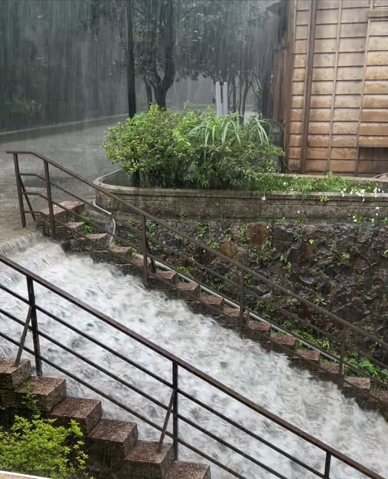 東北角今天雨勢不斷,造成多處積水,黃金博物館的階梯一度形成水瀑奇景。圖/黃金博物館提供 東北角今天雨勢不斷,造成多處積水,黃金博物館的階梯一度形成水瀑奇景。圖/黃金博物館提供