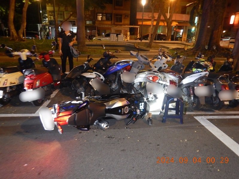 台中市王姓女子在昨天深夜開車行經北區時，撞上準備停車的張姓女騎士，波及路旁4輛機車。記者陳宏睿／翻攝