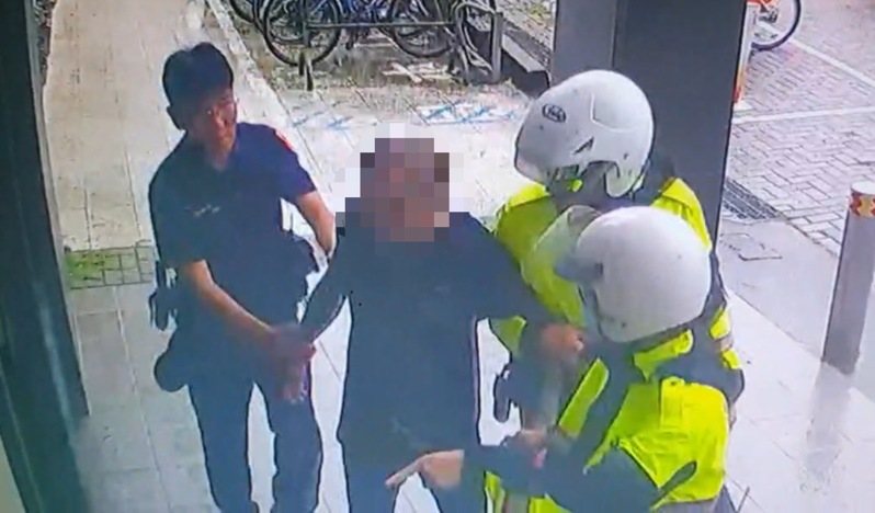 陳姓男子涉嫌持刀強盜外勞(中),遭警方法辦。記者黃宣翰/翻攝 陳姓男子涉嫌持刀強盜外勞(中),遭警方法辦。記者黃宣翰/翻攝