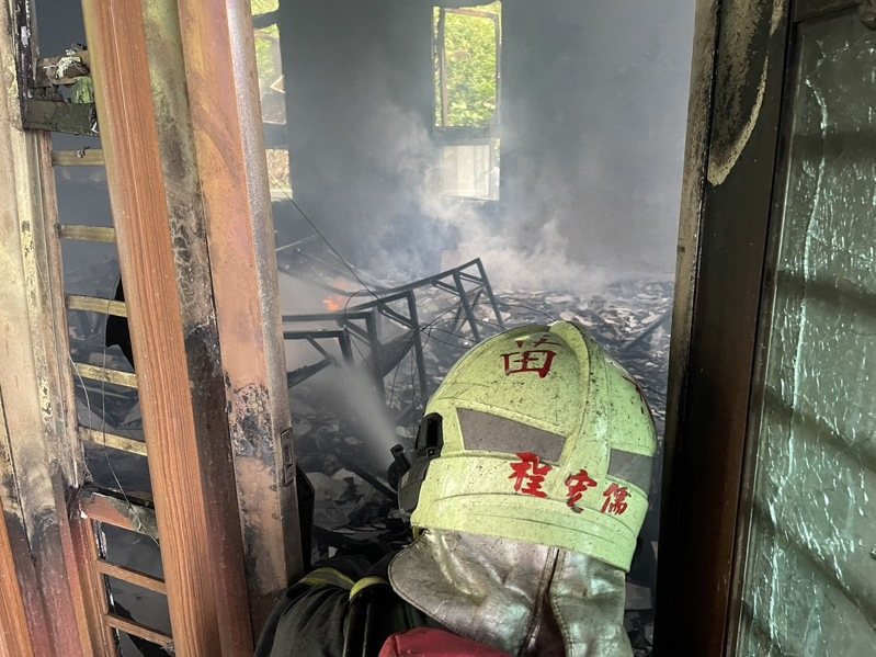 苗栗縣大湖鄉新開村雷藏寺今天下午疑因神壇燭台起火，無人受困，消防人員約2個小時熄滅，20多坪付之一炬。圖／民眾提供