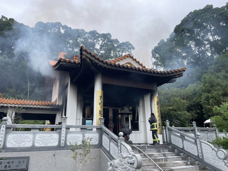 苗栗縣大湖鄉新開村雷藏寺今天下午疑因神壇燭台起火，無人受困，消防人員約2個小時熄滅，20多坪付之一炬。圖／民眾提供