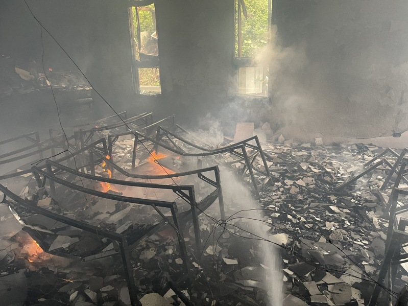 苗栗縣大湖鄉新開村雷藏寺今天下午疑因神壇燭台起火，無人受困，消防人員約2個小時熄滅，20多坪付之一炬。圖／民眾提供