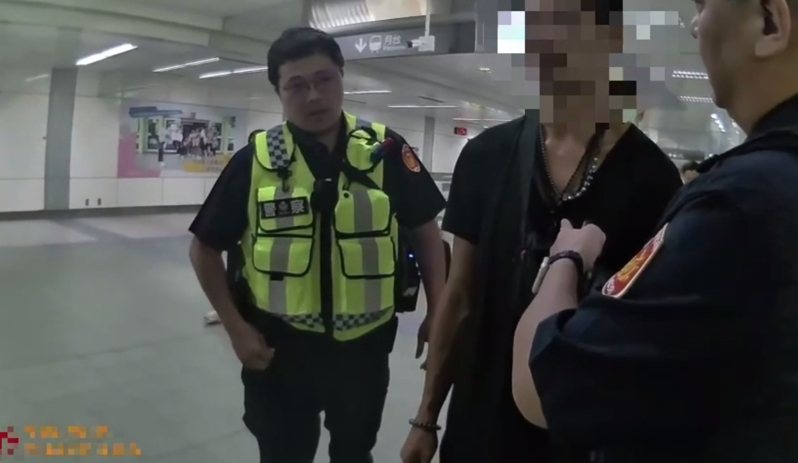 32歲謝姓男子昨天在台北捷運菜寮站，向站務人員咆哮自稱皮包於公車上遺失，被告知應找公車業者協助，他竟惱羞成怒拿起滅火器砸月台看板，隨後搭列車逃離。警方獲報後在迴龍站攔人，依毀損罪移送法辦。記者林昭彰／翻攝