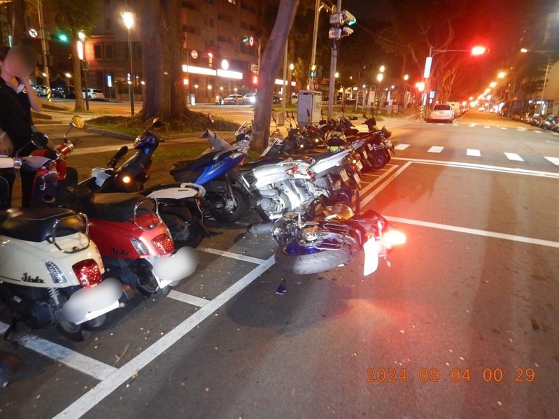 台中市王姓女子在昨天深夜開車行經北區時，撞上準備停車的張姓女騎士，波及路旁4輛機車。記者陳宏睿／翻攝