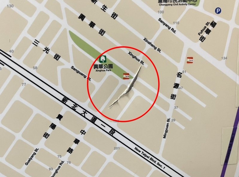 謝姓男子昨天在台北捷運菜寮站，向站務人員咆哮自稱皮包於公車上遺失，被告知應找公車業者協助，他竟惱羞成怒拿起滅火器砸月台看板，隨後搭列車逃離。警方獲報後在迴龍站攔人，依毀損罪移送法辦。記者林昭彰／翻攝
