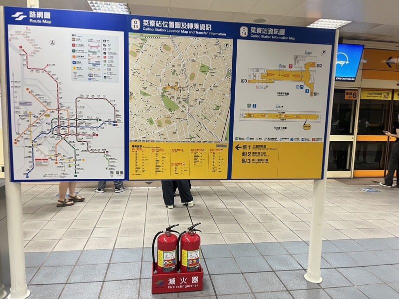 謝姓男子昨天在台北捷運菜寮站，向站務人員咆哮自稱皮包於公車上遺失，被告知應找公車業者協助，他竟惱羞成怒拿起滅火器砸月台看板，隨後搭列車逃離。警方獲報後在迴龍站攔人，依毀損罪移送法辦。記者林昭彰／翻攝