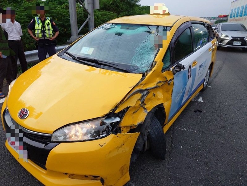 黃男騎車上國道逆向,撞上兩輛車後倒地重傷。記者張議晨/翻攝 黃男騎車上國道逆向,撞上兩輛車後倒地重傷。記者張議晨/翻攝