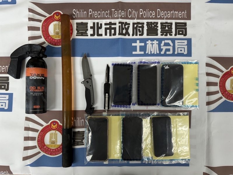 警方破獲虛擬貨幣黑吃黑案，查扣摺疊刀手機等證物。記者蕭雅娟／翻攝