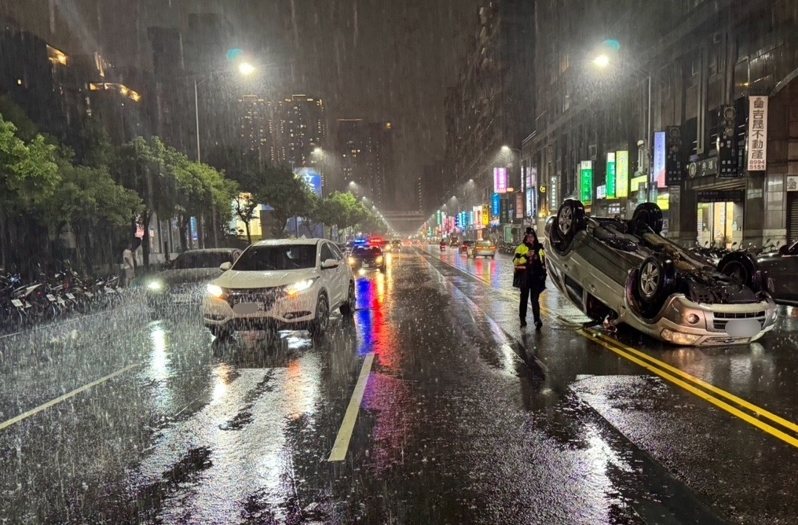 新北市新莊區中原路與昌平路口，晚間6時許有2輛休旅車發生擦撞，其中1輛翻覆四輪朝天，車上年約30幾歲女性駕駛與1名老婦人被消防隊救出，輕傷送往附近的衛福部台北醫院，員警已前往醫院了解車禍原因。記者林昭彰／翻攝