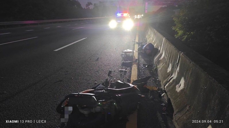 黃男騎車上國道逆向,撞上兩輛車後倒地重傷。記者張議晨/翻攝 黃男騎車上國道逆向,撞上兩輛車後倒地重傷。記者張議晨/翻攝