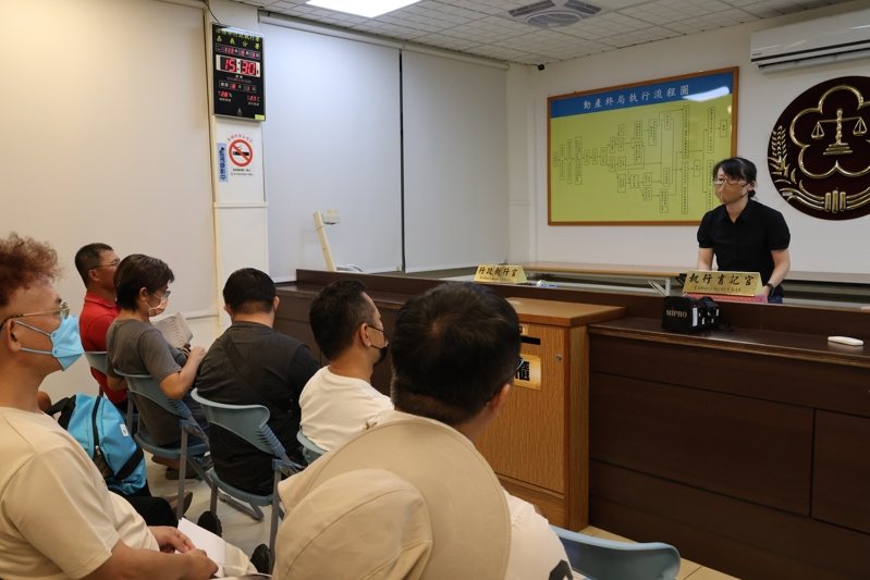 行政執行署嘉義分署昨天進行汽機車拍賣，民眾熱烈競標。圖／行政執行署嘉義分署提供