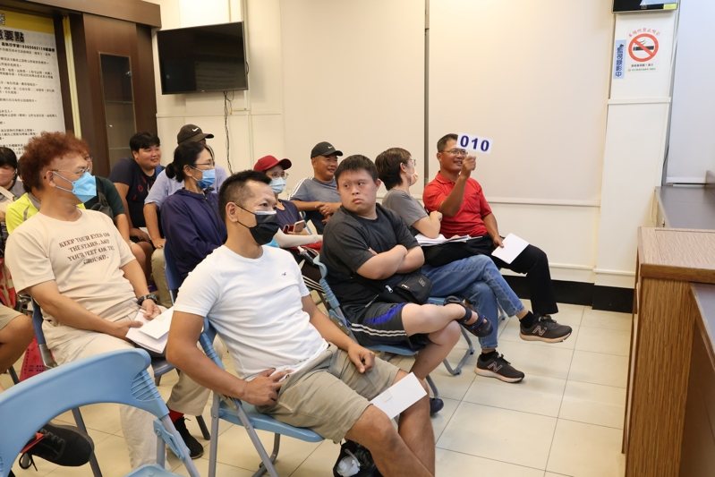 行政執行署嘉義分署昨天進行汽機車拍賣，民眾熱烈競標，當中有部機車最後成交價比3輛拍定汽車價還高出近1倍。圖／行政執行署嘉義分署提供