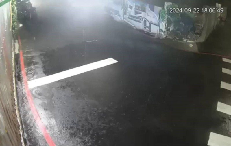 新北市汐止區經濟部標檢局的圍牆，今晚被圍區內的積水推倒，波及牆牆外的機車並造成積水。記者邱瑞杰／攝影