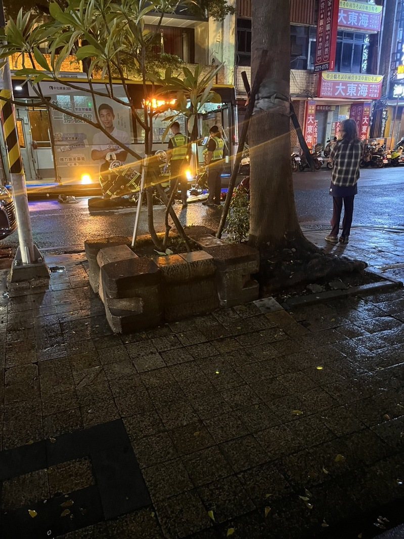 台中巨業客運在今晚9時許行經中區中山路時，疑撞上兩名行人，其中被壓車底的女子被救出時已無生命跡象。圖／讀者提供