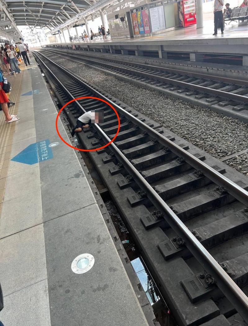 新竹縣楊姓男子今早趴臥在台中車站的鐵軌，幸未釀成傷亡，楊被警方帶回瞭解狀況。圖／摘自黑色豪門企業