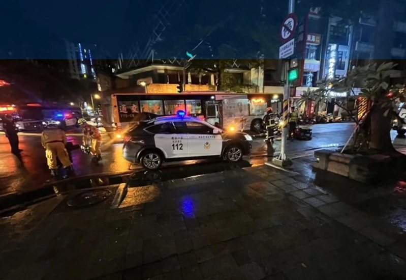 台中巨業客運在今晚9時許行經中區中山路時,疑撞上兩名行人,其中被壓車底的女子被救出時已無生命跡象,到院前死亡。圖/讀者提供 台中巨業客運在今晚9時許行經中區中山路時,疑撞上兩名行人,其中被壓車底的女子被救出時已無生命跡象,到院前死亡。圖/讀者提供