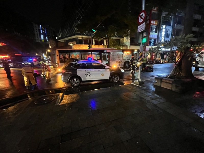 台中巨業客運在今晚9時許行經中區中山路時,疑撞上兩名行人,一女被壓車底身亡。圖/讀者提供 台中巨業客運在今晚9時許行經中區中山路時,疑撞上兩名行人,一女被壓車底身亡。圖/讀者提供