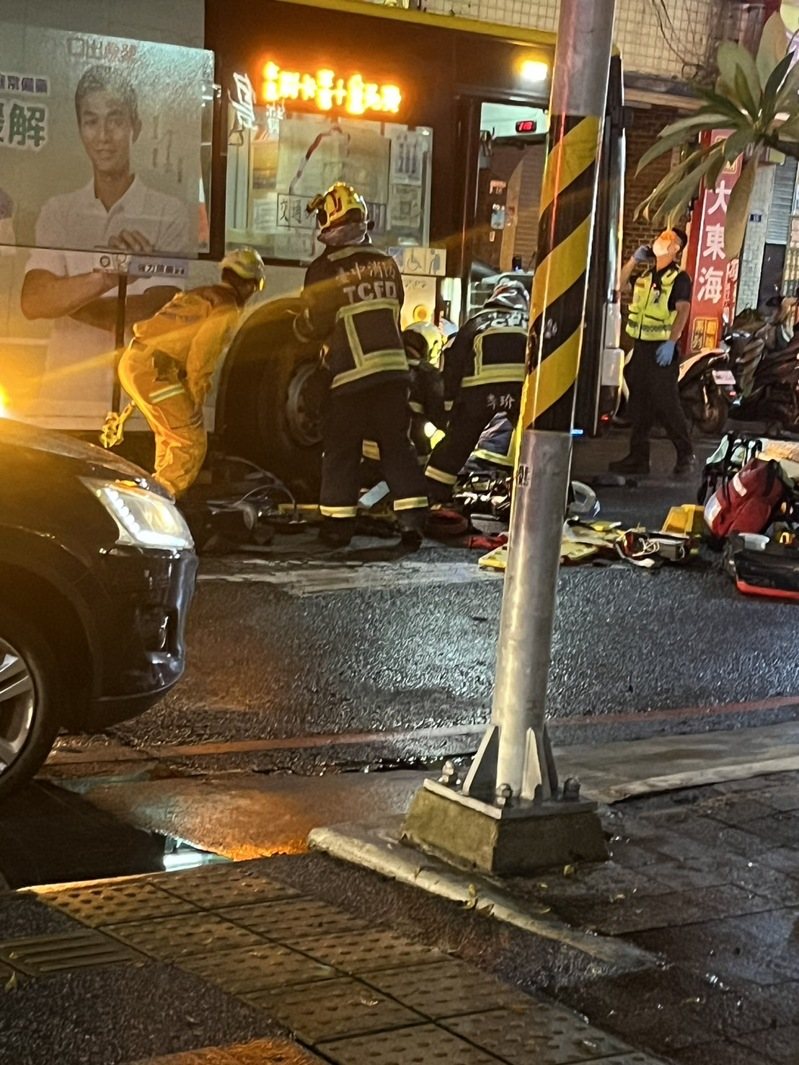 台中巨業客運在今晚9時許行經中區中山路時,疑撞上兩名行人,一女被壓車底身亡。圖/讀者提供 台中巨業客運在今晚9時許行經中區中山路時,疑撞上兩名行人,一女被壓車底身亡。圖/讀者提供