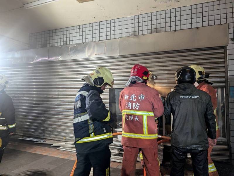 新北市汐止區原興路1間寵物店昨晚發生火警，新北市消防局獲報到場灌救。記者黃子騰／翻攝