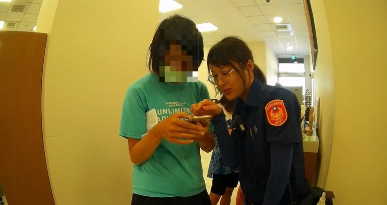 台中一名女子到銀行要匯30萬元,說詞不一,行員關懷並通報警方,她果然遇到詐騙。圖/警方提供 台中一名女子到銀行要匯30萬元,說詞不一,行員關懷並通報警方,她果然遇到詐騙。圖/警方提供