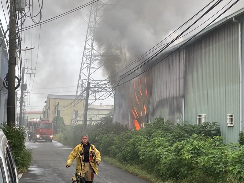 高雄市大寮區今天清晨發生鐵皮倉庫火警，猛烈大火在倉庫內燒開。記者林保光／翻攝