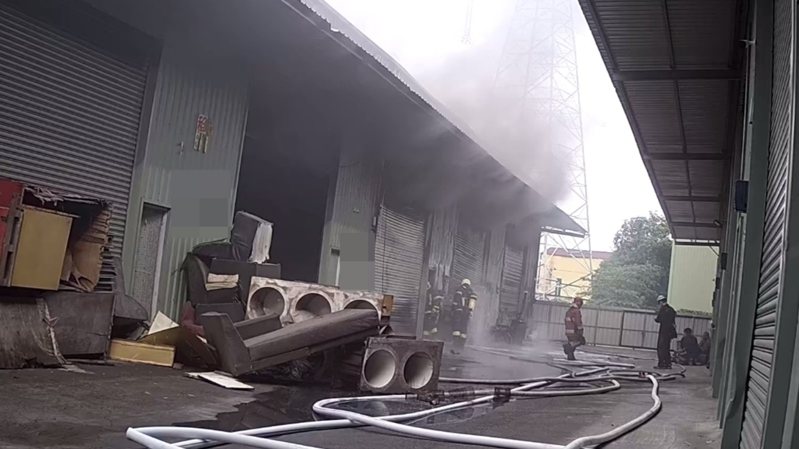 高雄市大寮區今天清晨發生鐵皮倉庫火警，猛烈大火在倉庫內延燒約50分鐘撲滅。記者林保光／翻攝