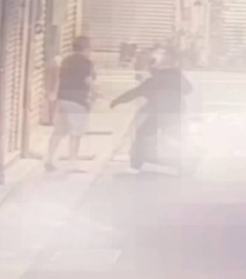 犯嫌持刀逼被害人交出包包,得手現金1萬元及手機。記者李隆揆/翻攝 犯嫌持刀逼被害人交出包包,得手現金1萬元及手機。記者李隆揆/翻攝