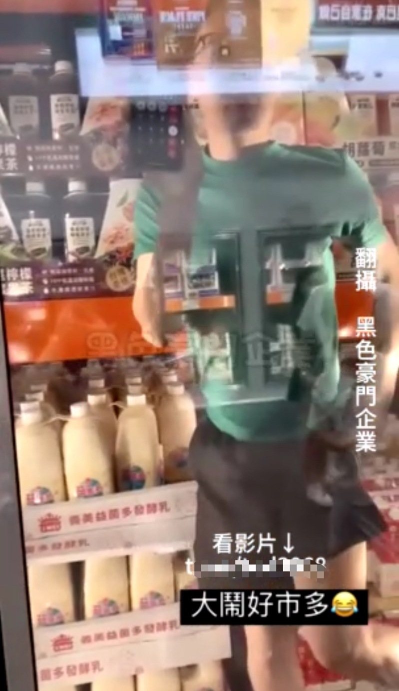 高雄林姓男子爬進好市多冷藏櫃嘻鬧,恐有污染食物疑慮,引起網友痛批。取自黑色豪門企業 高雄林姓男子爬進好市多冷藏櫃嘻鬧,恐有污染食物疑慮,引起網友痛批。取自黑色豪門企業