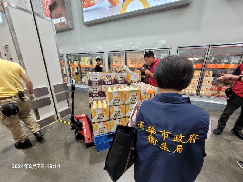 高市衛生局獲報後前往好市多賣場稽查。圖/衛生局提供 高市衛生局獲報後前往好市多賣場稽查。圖/衛生局提供