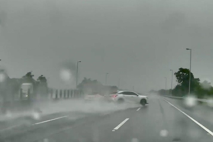 國三南二高台南善化路段積水，休旅車打水漂失控撞護欄。圖／讀者提供