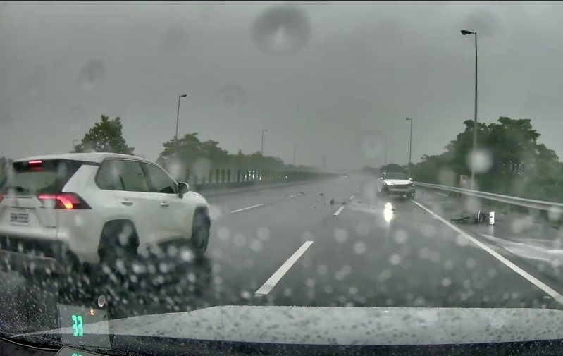 國三南二高台南善化路段積水，休旅車打水漂失控撞護欄。圖／讀者提供