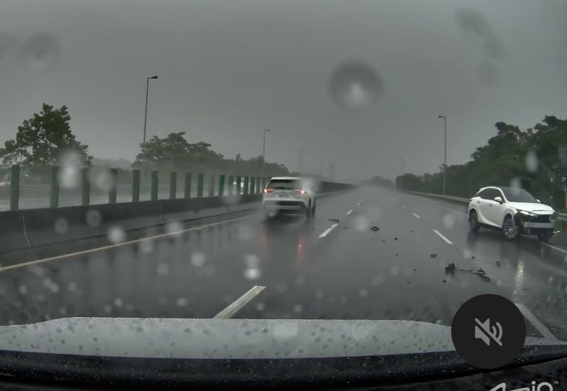 國三南二高台南善化路段積水，休旅車打水漂失控撞護欄。圖／讀者提供