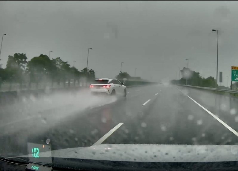 國三南二高台南善化路段積水，休旅車打水漂失控撞護欄。圖／讀者提供