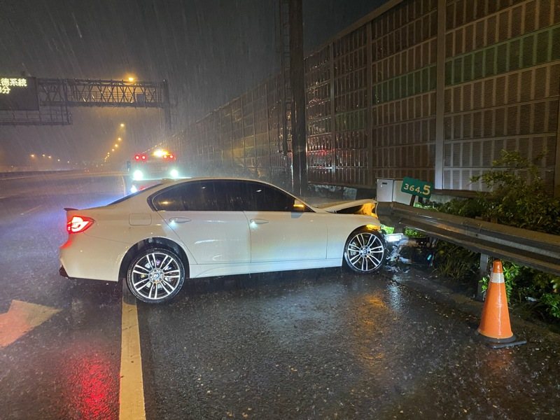 孫男駕駛BMW轎車自撞國道護欄。記者張議晨／翻攝