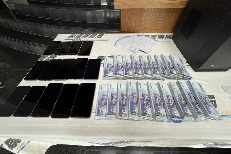 台中市周姓金主在南區成立博弈機房，刑事局中打二隊循線查緝涉案22人到案，查扣現金、金飾等贓證物。記者陳宏睿／攝影