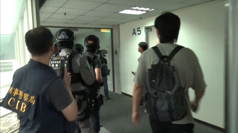 台中市周姓金主在南區成立博弈機房，刑事局中打二隊循線查緝涉案22人到案，查扣現金、金飾等贓證物。記者陳宏睿／翻攝