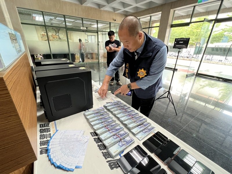 台中市周姓金主在南區成立博弈機房，刑事局中打二隊循線查緝涉案22人到案，查扣現金、金飾等贓證物。記者陳宏睿／攝影