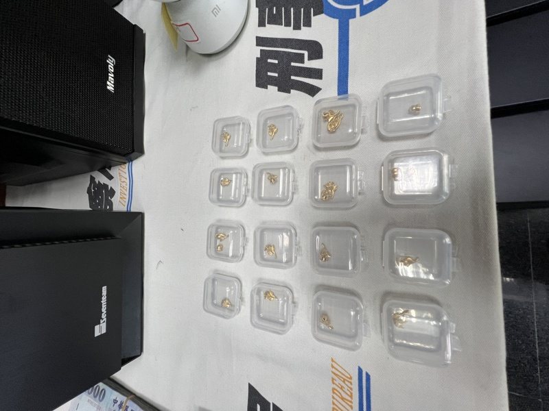台中市周姓金主在南區成立博弈機房，刑事局中打二隊循線查緝涉案22人到案，查扣現金、金飾等贓證物。記者陳宏睿／攝影