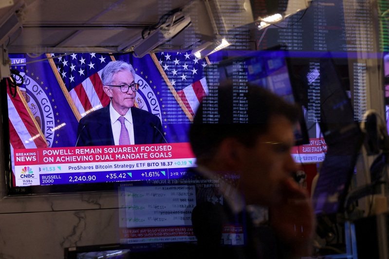Fed主席以0.5個百分點啟動降息周期，無形中擴大了基金經理人希望從殖利率曲線交易之中賺得的價差。路透