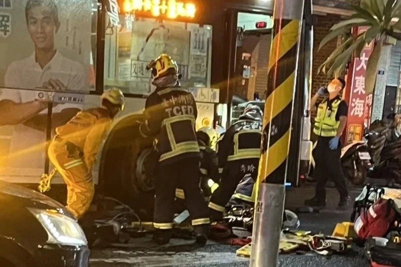 台中巨業客運305路公車交通事故,導致東海大學兩名女學生一死一傷。圖/民眾提供 台中巨業客運305路公車交通事故,導致東海大學兩名女學生一死一傷。圖/民眾提供