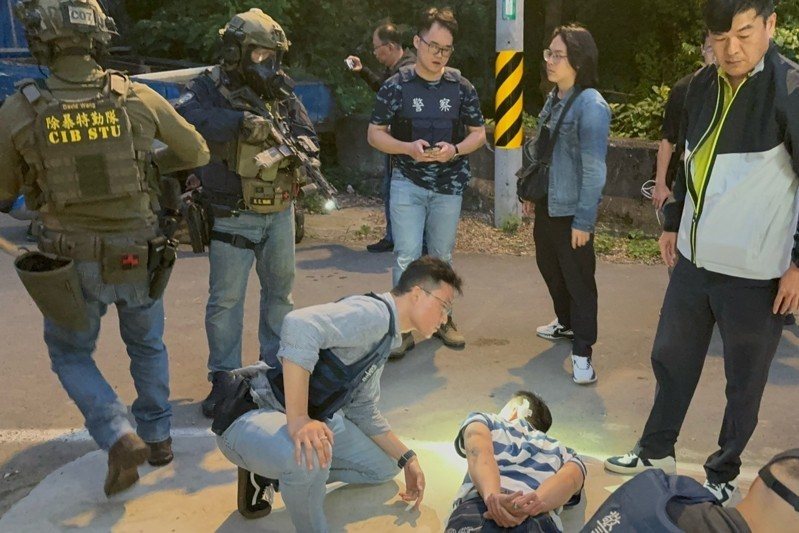 故姓男子申報從越南進口拖把來台，涉嫌將海洛因塞入中空的金屬拖把柄內闖關，保三總隊逮捕胡男及上游共犯等6人，偵詢後將全案送辦。記者邱瑞杰／翻攝