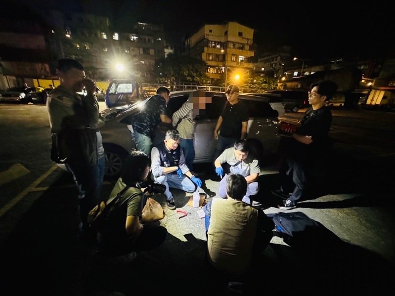 故姓男子申報從越南進口拖把來台，涉嫌將海洛因塞入中空的金屬拖把柄內闖關，保三總隊逮捕胡男及上游共犯等6人，偵詢後將全案送辦。記者邱瑞杰／翻攝