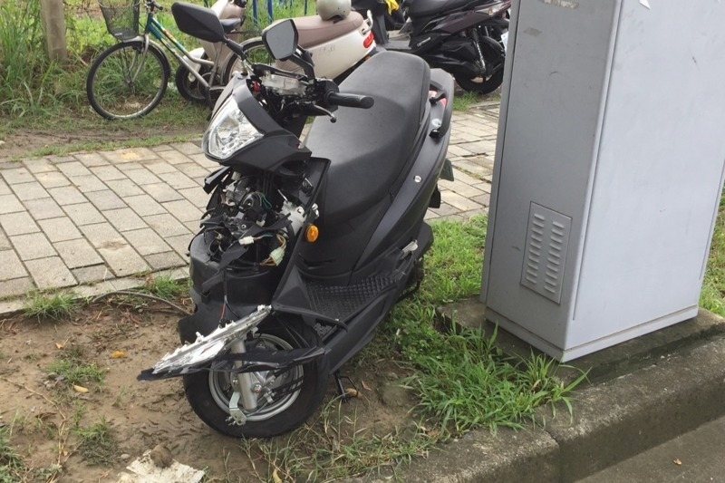 台中市黃男今早開堆高機行經中國醫藥大學水湳校區，與機車騎士碰撞，機車車頭毀損。記者陳宏睿／翻攝
