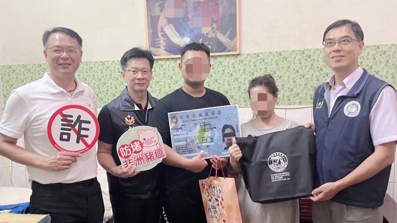 菲律賓新移民阿珍的次子（右三）為媽媽阿珍（右二）向政府求助，移民署彰化縣服務站站主任陳駿璿（右）、彰化縣警察局外事科長呂明修（左二）協助她重新取得居留證。圖／民眾提供