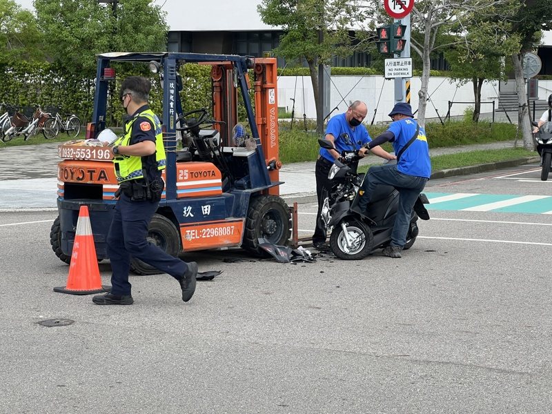 台中市黃男今早開堆高機行經中國醫藥大學水湳校區，與機車騎士碰撞，機車車頭毀損。記者陳宏睿／攝影