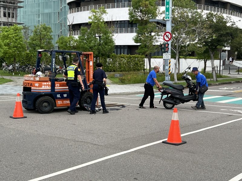 台中市黃男今早開堆高機行經中國醫藥大學水湳校區，與機車騎士碰撞，機車車頭毀損。記者陳宏睿／攝影