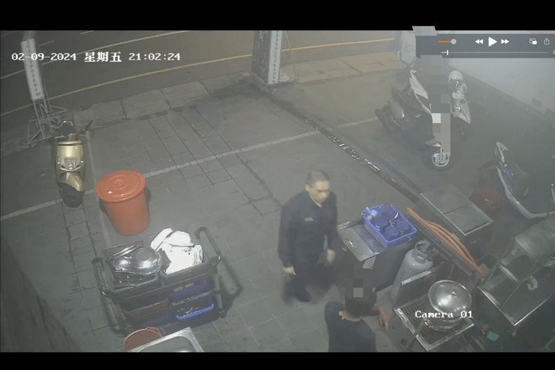 台南市東區一家海產碳烤店今年2月9日發生凶殺命案，遭殺害死者鄭姓男子家屬控訴德高派出所高姓所長在現場處置不當；高所長說，周嫌承認動手殺人後才將涉案相關人上銬依法送辦，周等人已被南檢起訴，並無包庇。圖／鄭姓男子家屬提供